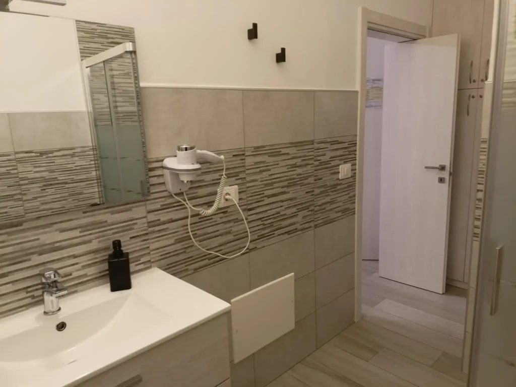 La camera Venere è dotata di un moderno bagno con doccia privato con tutti i comfort.
