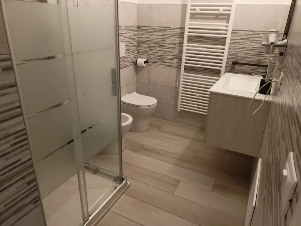 La camera Venere è dotata di bagno privato moderno con doccia ed asciugacapelli