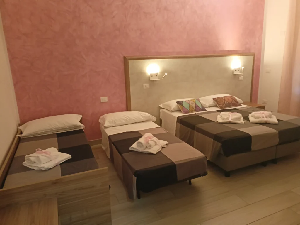 Camera Venere - La Dea Rooms Ferrara: dettaglio della configurazione a 4 letti.