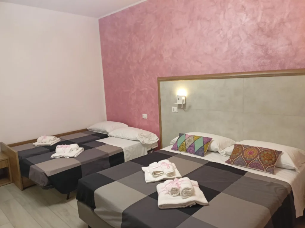 Eleganti letti e colori caldi, per favorire l'intimità nella camera Venere