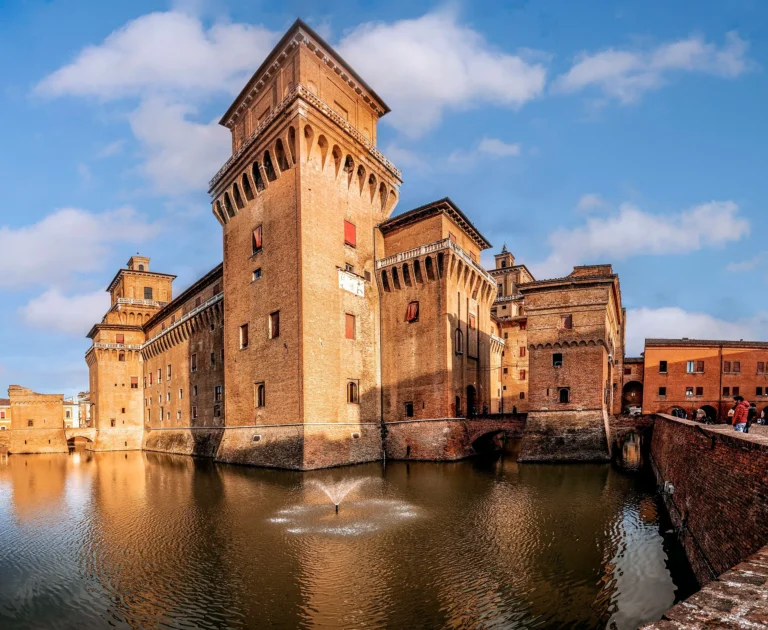 Il Castello Estense il monumento più rappresentativo della città di Ferrara.